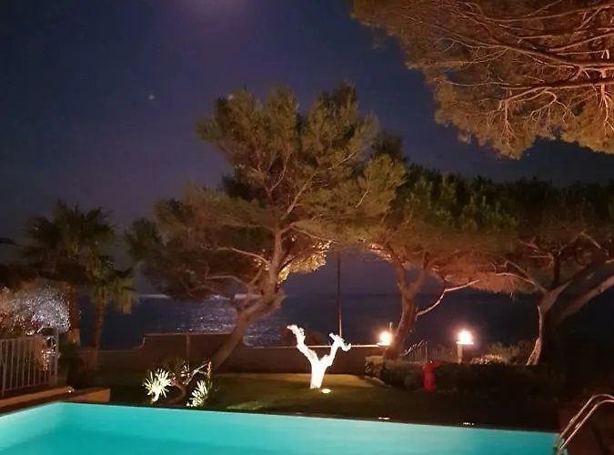 Les Glycines Apartment *